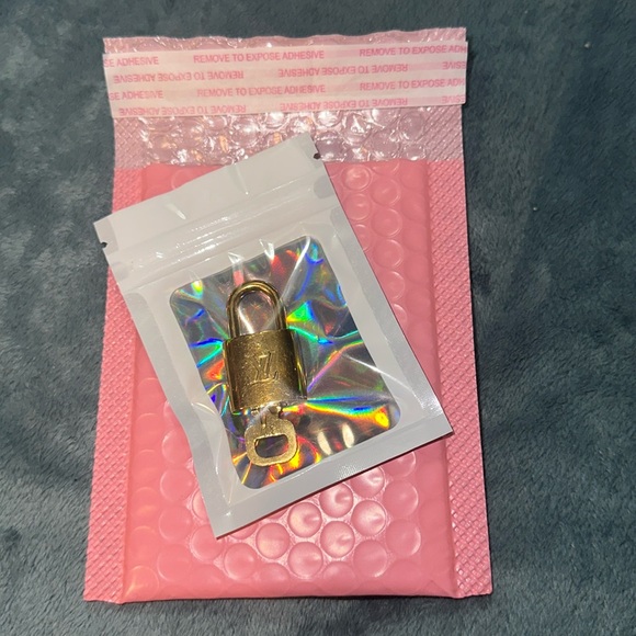 Louis Vuitton gold lock and key 🔐 310 - Picture 6 of 12